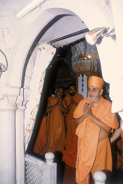 Swamishri engaged in darshan of Akshar Deri...