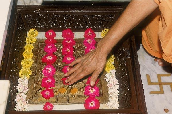 Swamishri touches the charnarvind of Bhagwan Swaminarayan in Akshar Deri