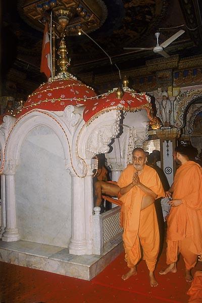 ... doing darshan of Brahmaswarup Shastriji Maharaj's murti 