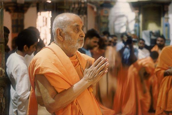 Swamishri engaged in Thakorji's darshan  