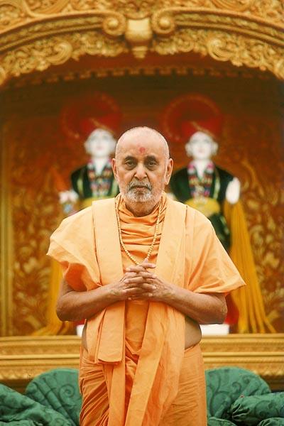  Swamishri bids 'Jai Swaminarayan' to the devotees