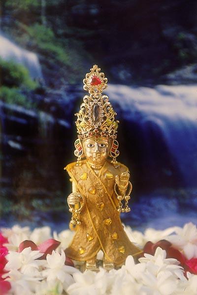 Shri Harikrishna Maharaj adorned in sandalwood paste  