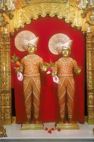 Shri Akshar Purushottam Maharaj adorned in sandalwood paste
