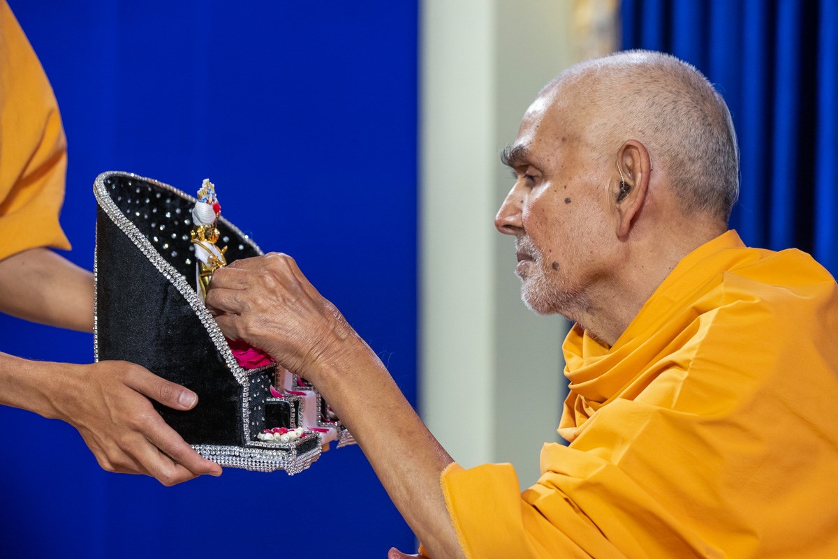 Param Pujya Mahant Swami Maharaj engrossed in darshan of Shri Harikrishna Maharaj
