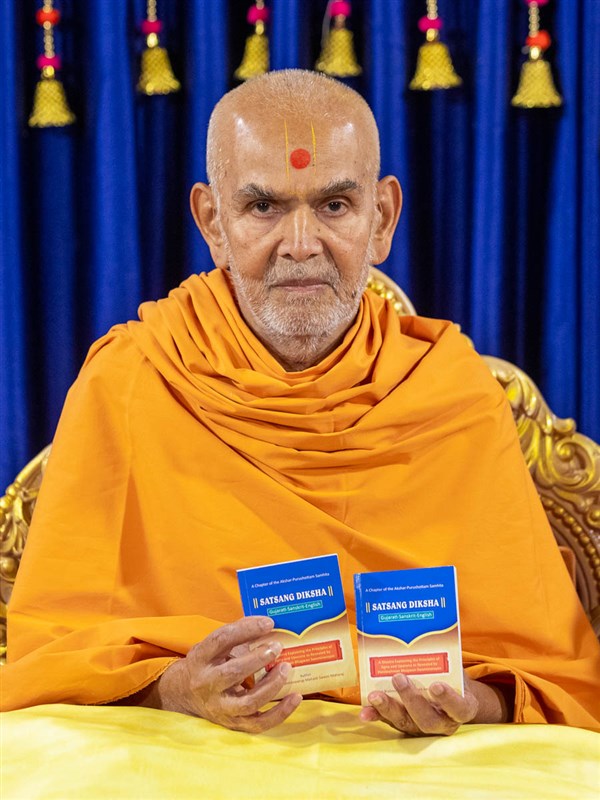 Swamishri inaugurates a new print publication, 'Satsang Diksha, Gujarati-Sanskrit-English'