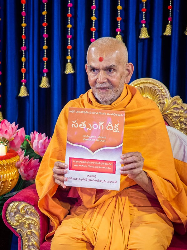 Swamishri inaugurates 'Satsang Diksha' in Sanskrit-Telugu