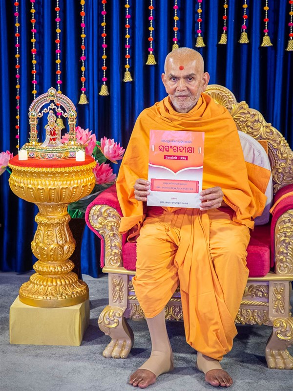 Swamishri inaugurates 'Satsang Diksha' in Sanskrit-Udia'