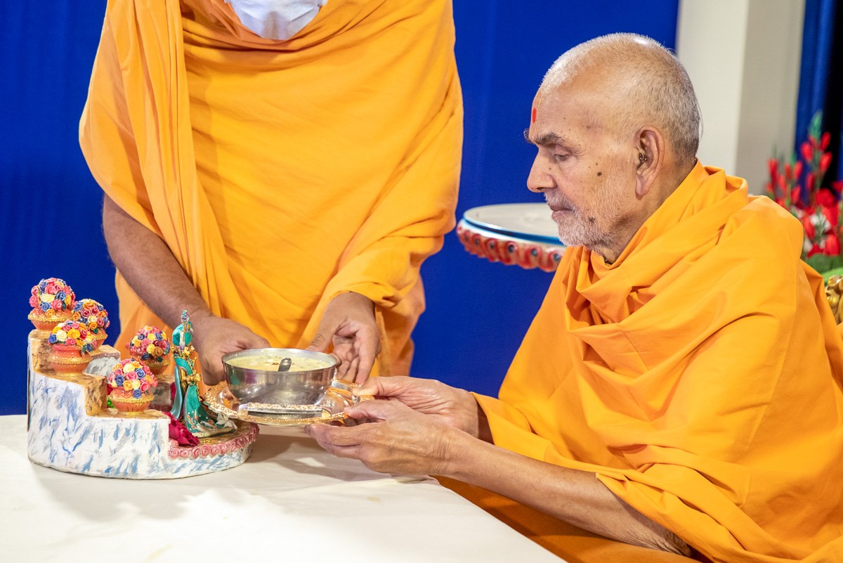 Swamishri offers dudhpak to Shri Harikrishna Maharaj on Bhagwan Swaminarayan and Brahmaswarup Pramukh Swami Maharaj Smruti Din