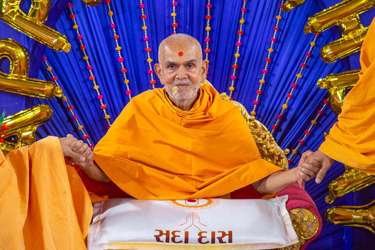 Swamishri joins hands with swamis in a gesture of unity