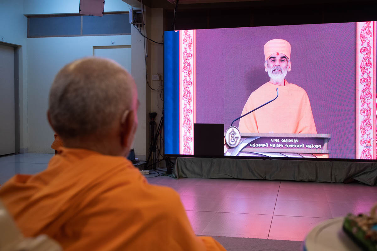 Swamishri during the evening assembly