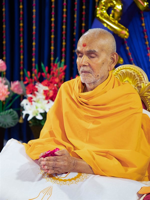 Swamishri offers mantra-pushpanjali to Shri Harikrishna Maharaj