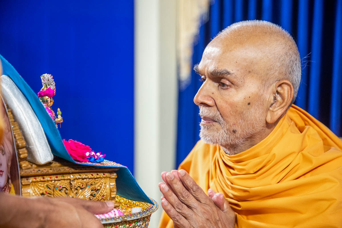 Param Pujya Mahant Swami Maharaj engrossed in darshan of Shri Harikrishna Maharaj
