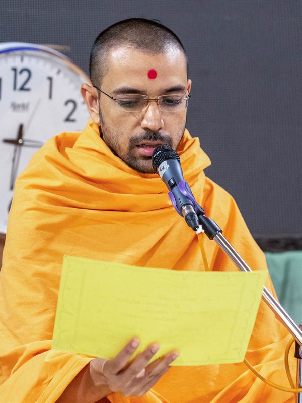 Vednayan Swami sings a kirtan in Swamishri's daily puja