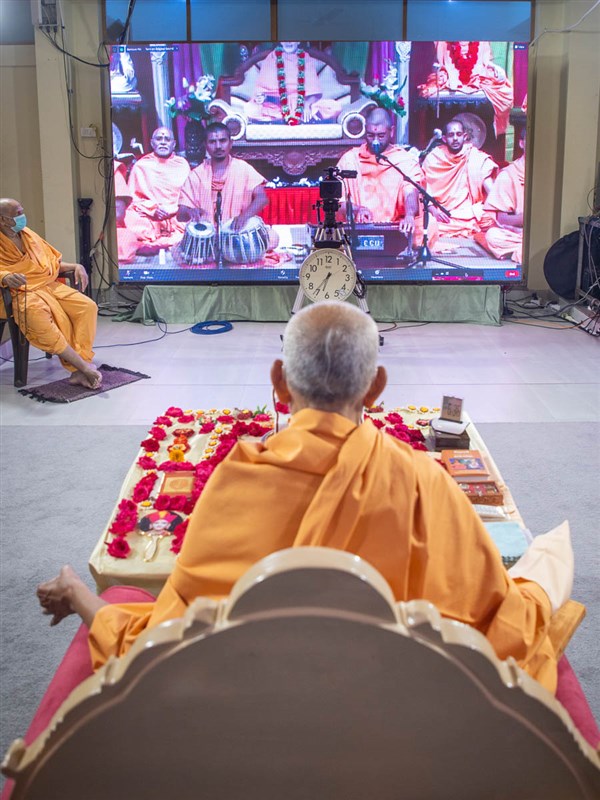 Sadhus at Houston Mandir sing kirtans in Swamishri's puja