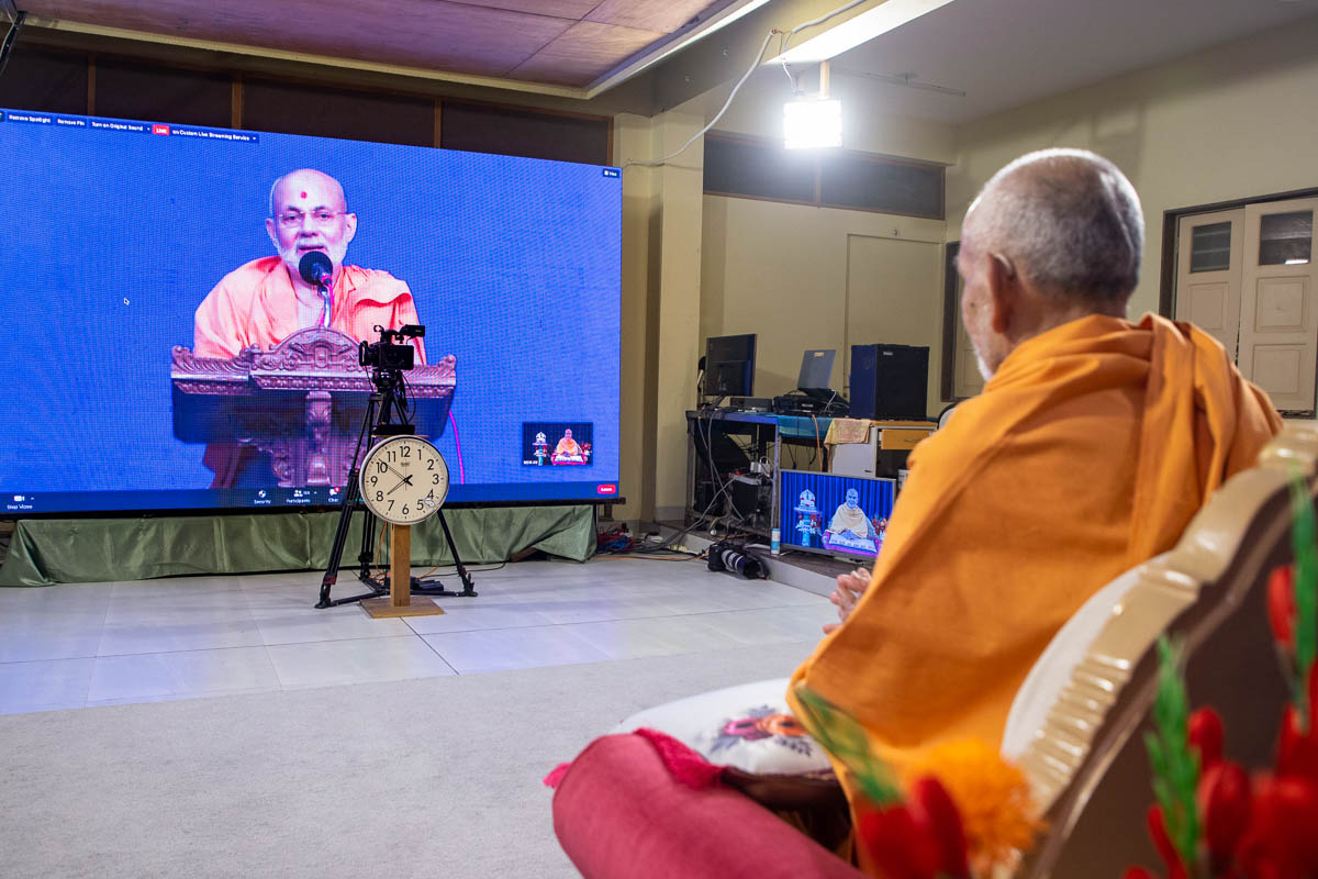 Pujya Viveksagar Swami converses with Swamishri