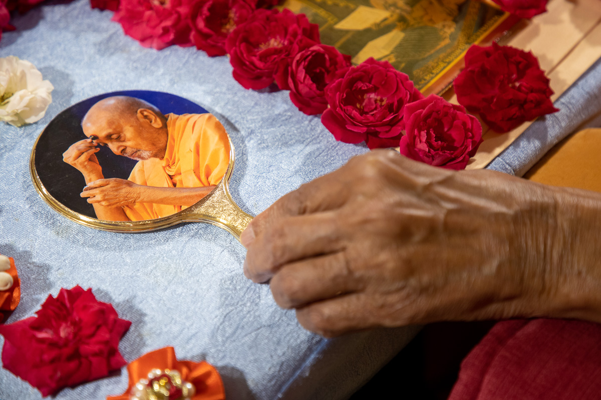 Swamishri adjusts the mirror