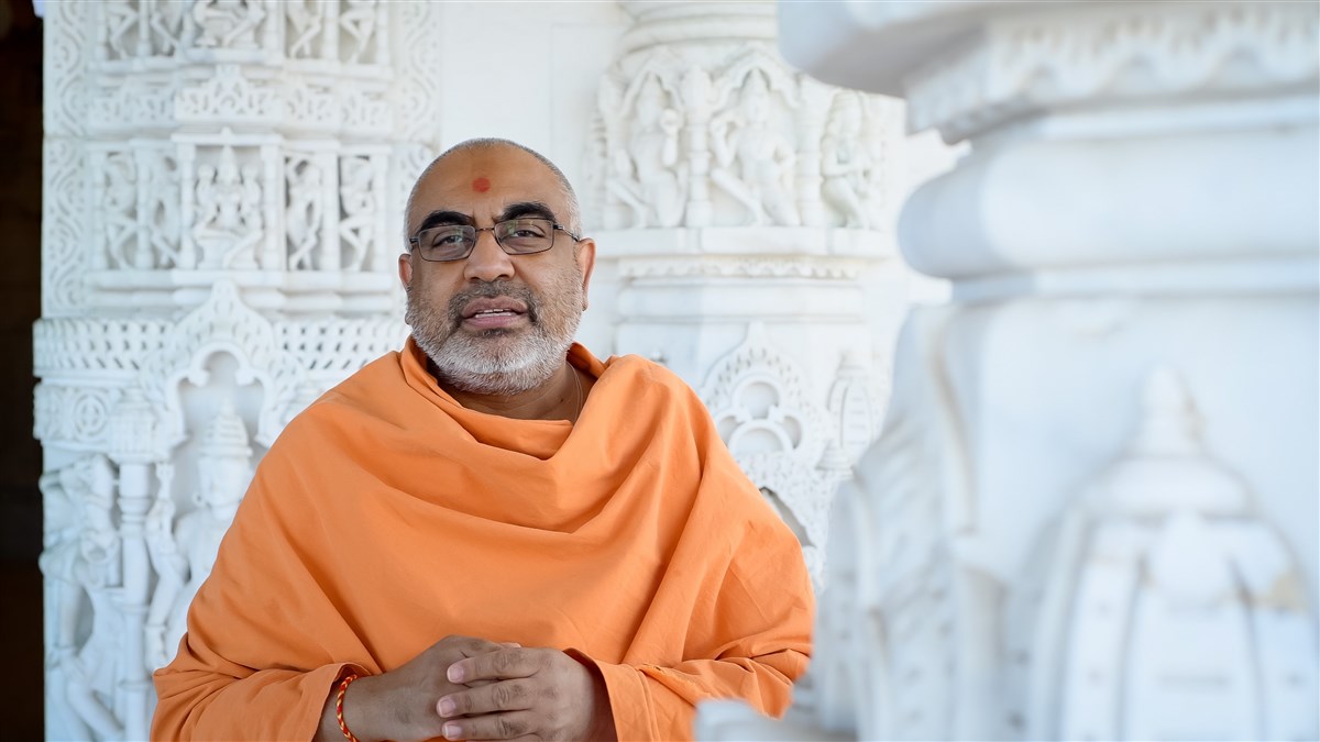 Yogvivekdas Swami introduced the Mandir to the viewers