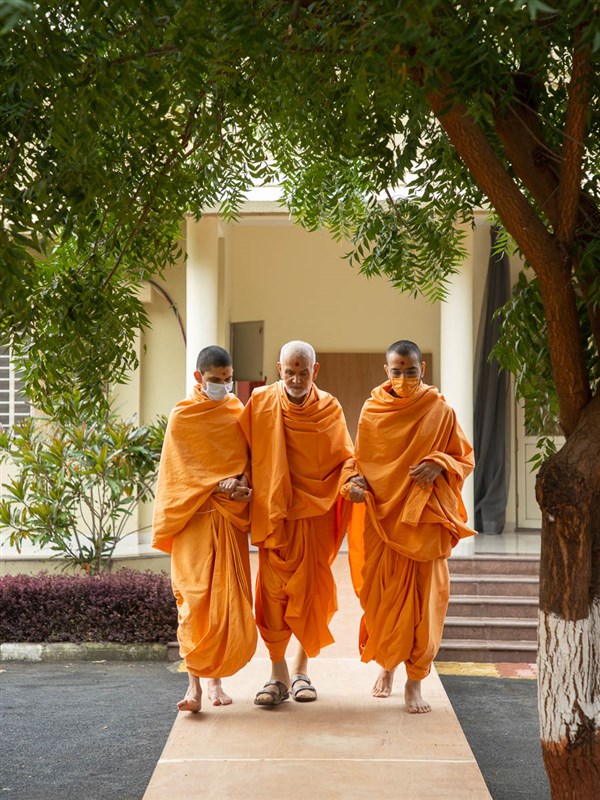 Swamishri begins his morning walk