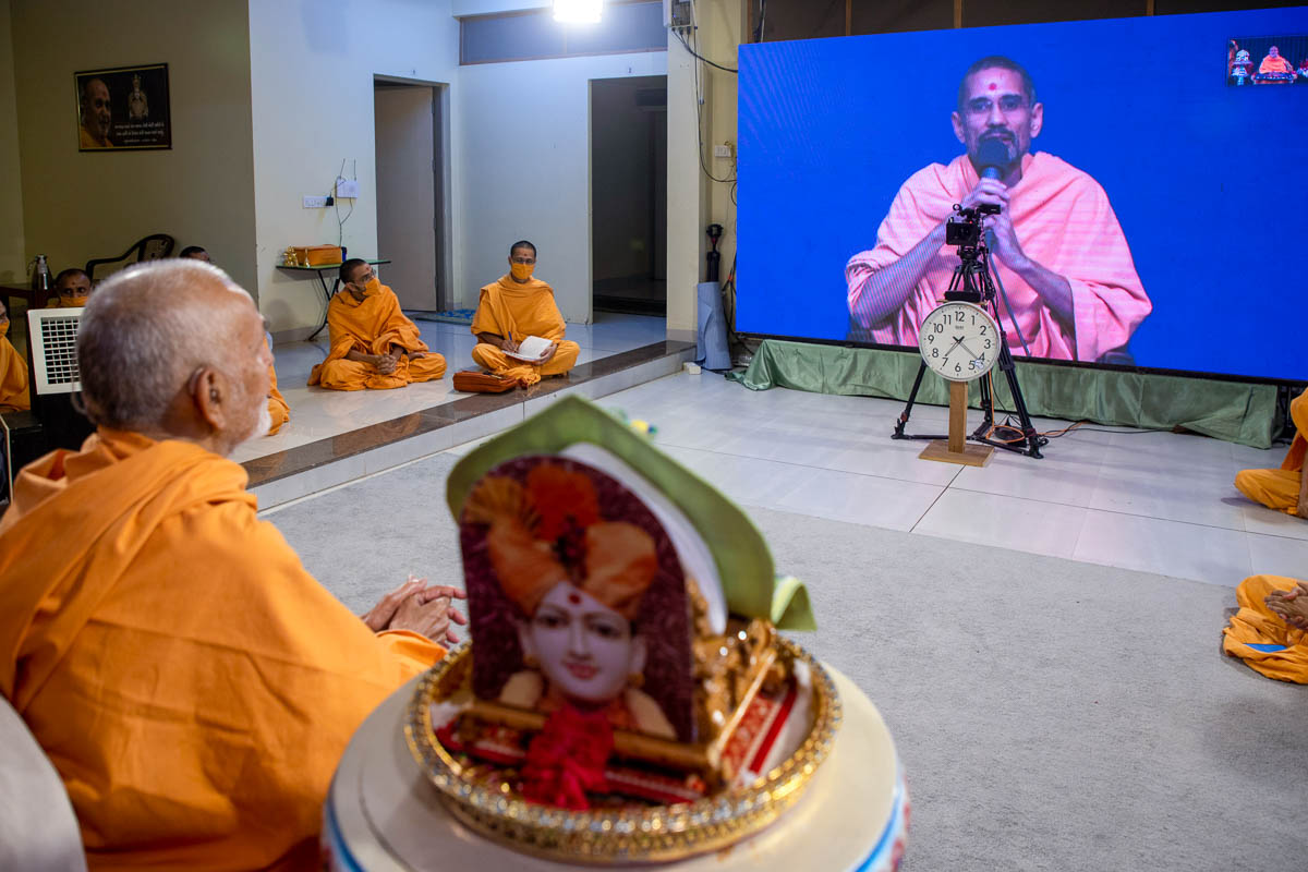 Swamishri during the evening sant assembly via video conference
