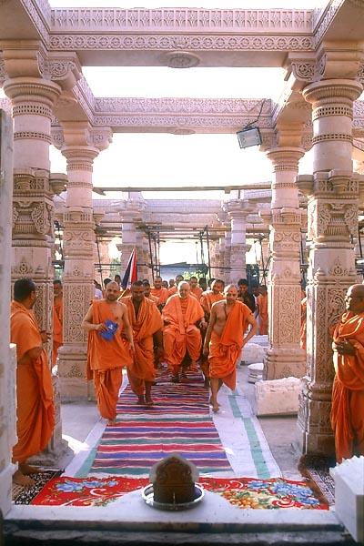  Swamishri on his way to perform pujan of mandir dwarshakh