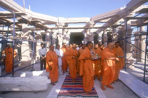  Swamishri observes the mandir construction