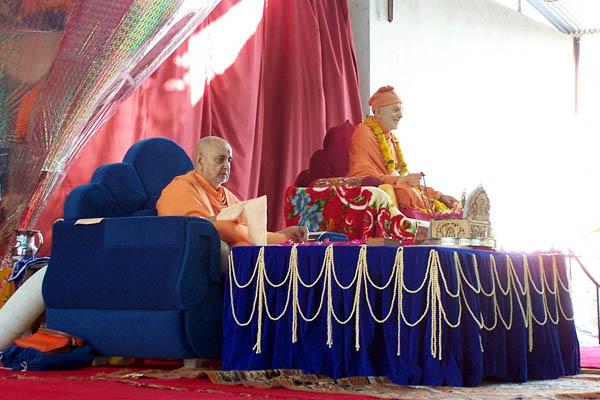  Swamishri performs his morning puja on Yogi Jayanti Day