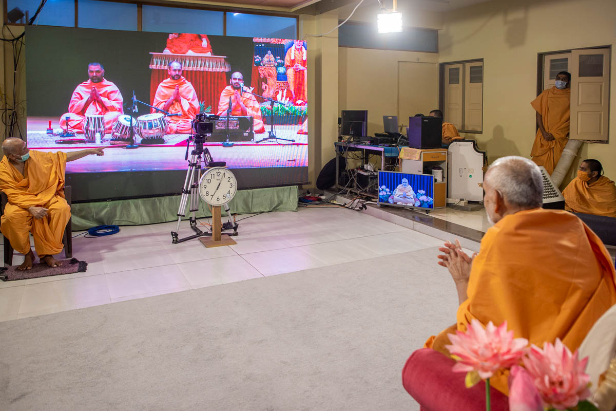Sadhus doing darshan of Swamishri via video conference