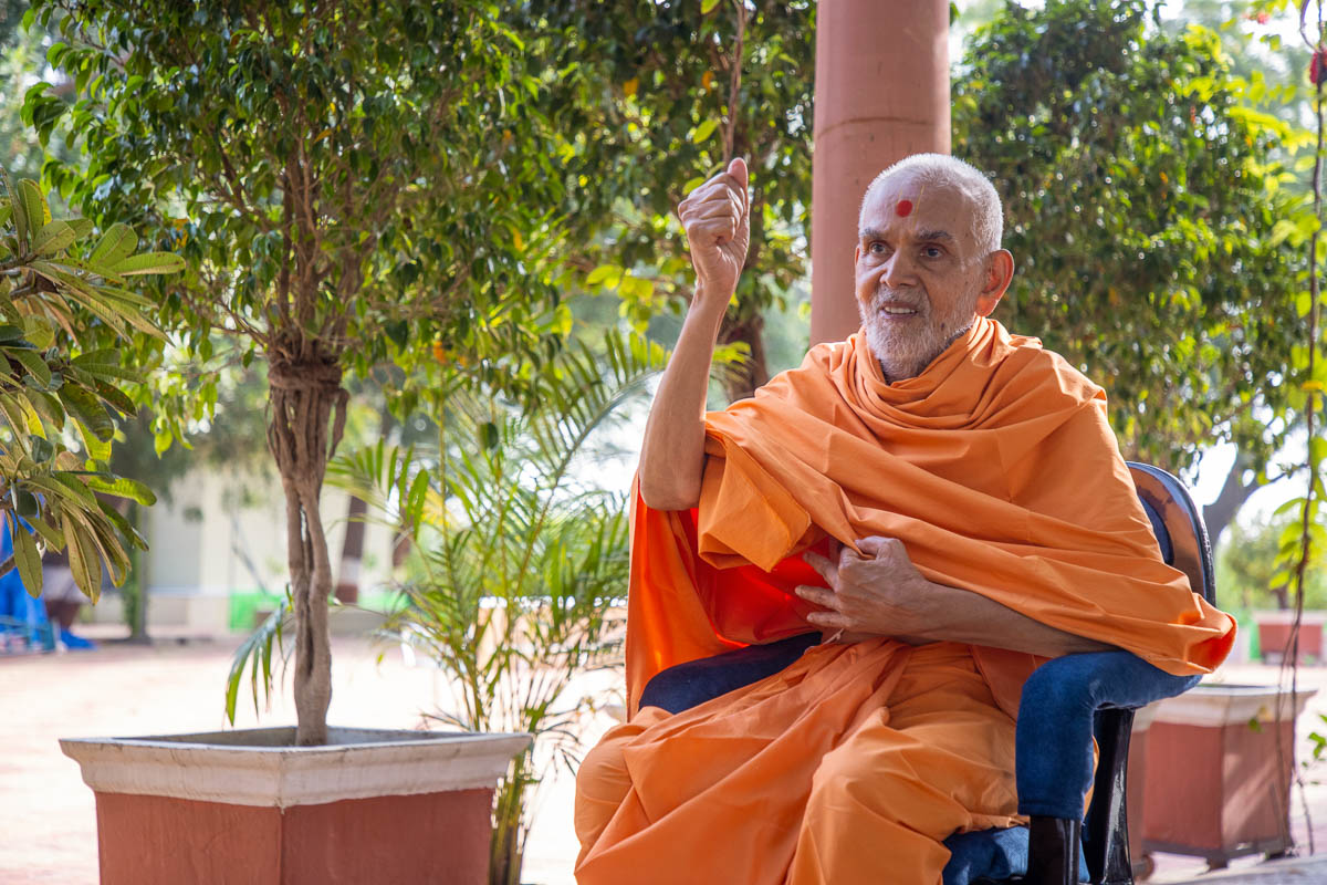 Swamishri hails 'Bhagwan Swaminarayan ni jai'