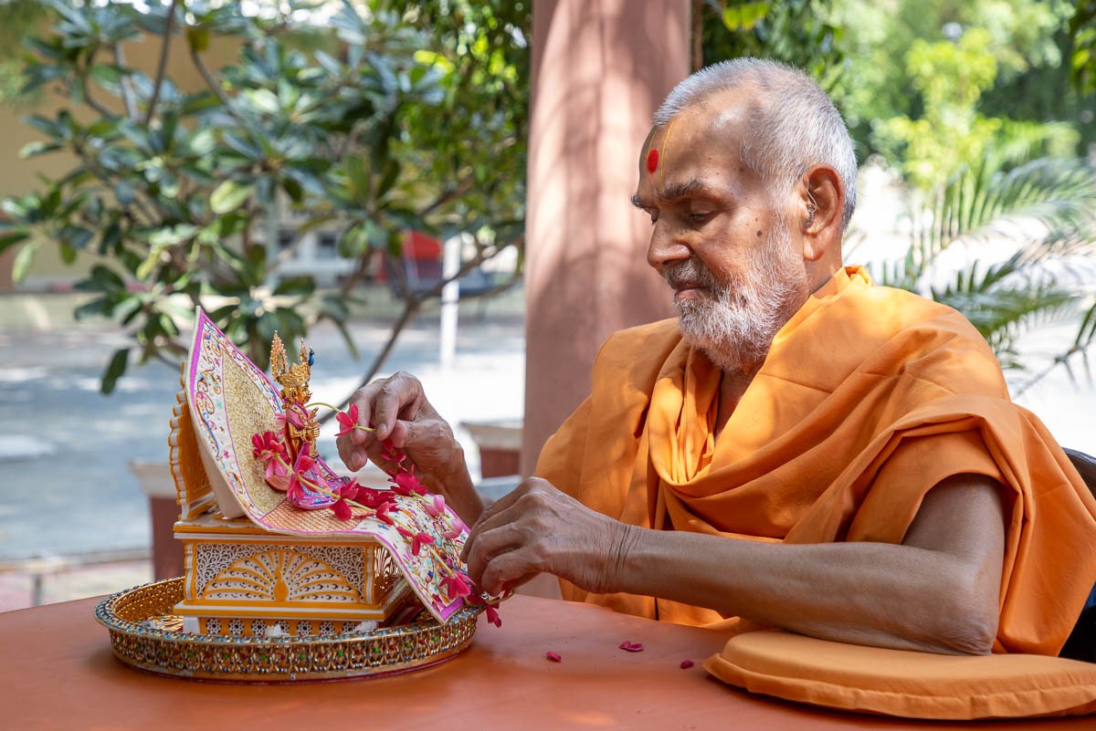 Swamishri honors Shri Harikrishna Maharaj with the garland