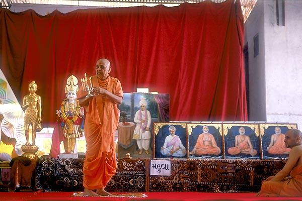  Swamishri performs murti-pratishtha rituals of new murtis for Mahuva BAPS Swaminarayan Mandir