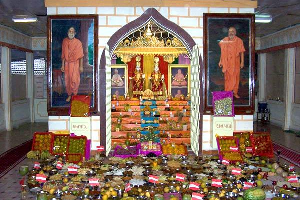  A grand offering of annakut to Thakorji