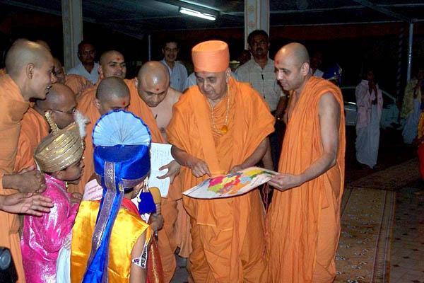 A child attired as a king and offers his kingdom to Swamishri 
