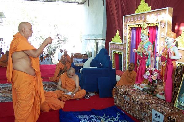  Swamishri performs the murti-pratishtha arti of murtis for a BAPS Swaminarayan Mandir (hari mandir) in Surat