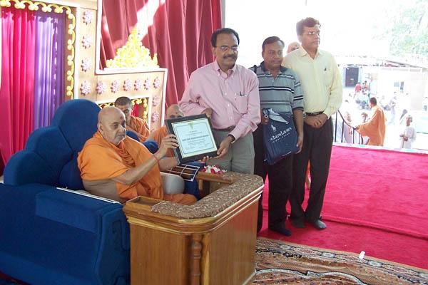  Swamishri is presented with a citation of Chicago Building Congress Merit Award presented to BAPS Swaminarayan Mandir in Chicago