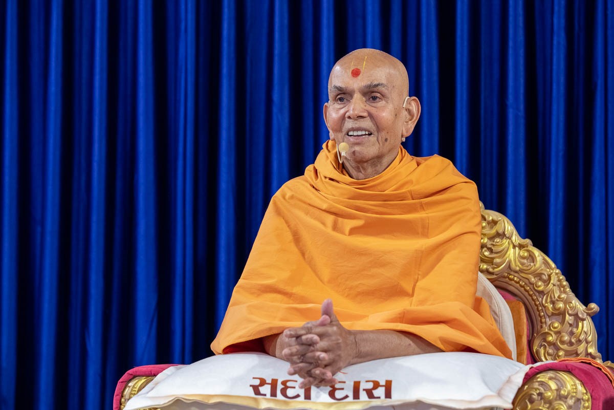 During the evening assembly, Swamishri recalls his memories of his interactions with Brahmaswarup Yogiji Maharaj