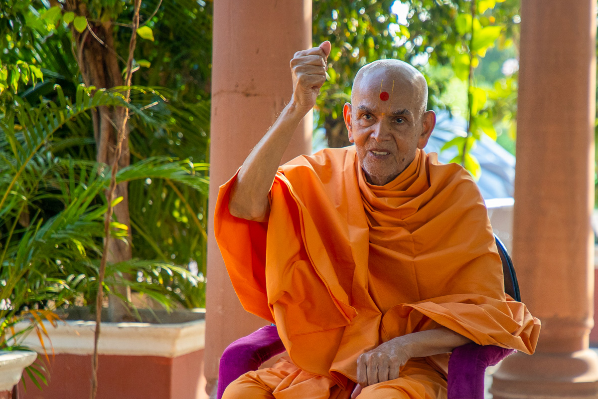 Swamishri hails 'Bhagwan Swaminarayan ni jai'