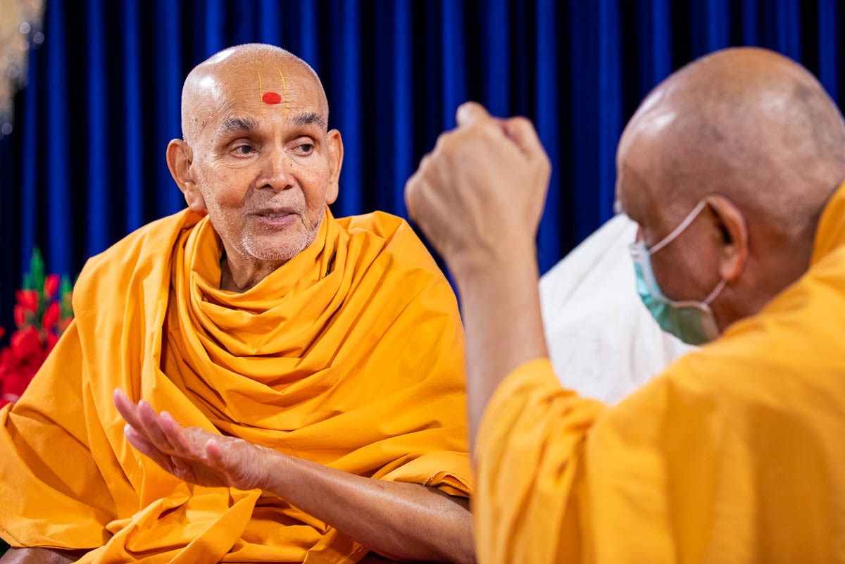 Swamishri in conversation with Atmaswarup Swami