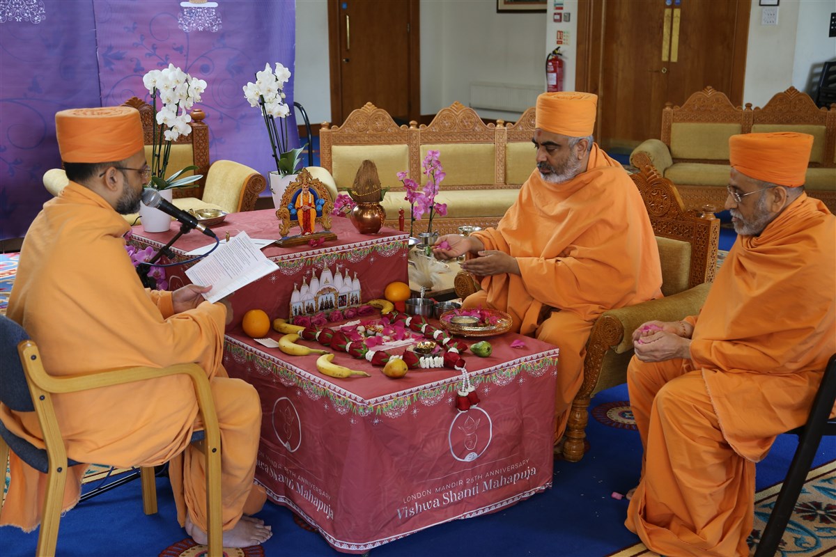 Swamis conducted the patotsav ceremony from London Mandir