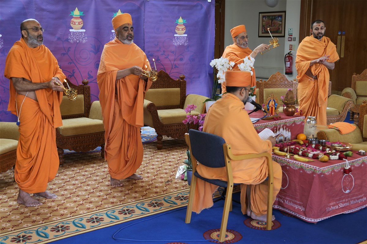 Swamis performed the patotsav arti at London Mandir