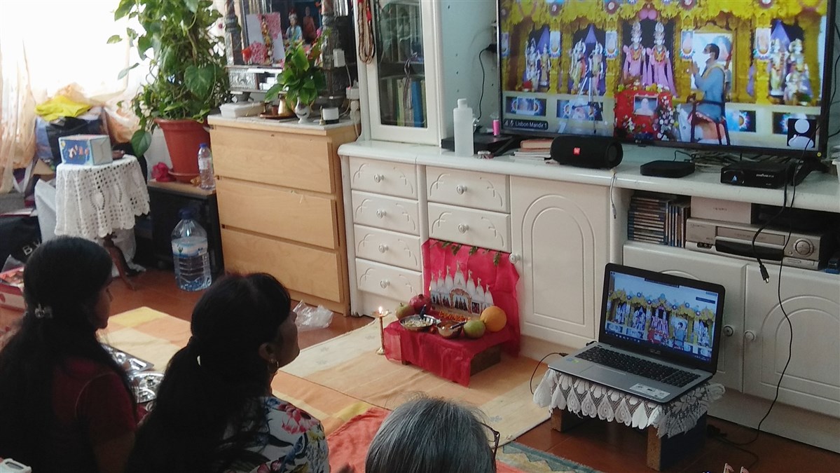Devotees in Portugal and all around Europe joined in the live webcast from their respective homes