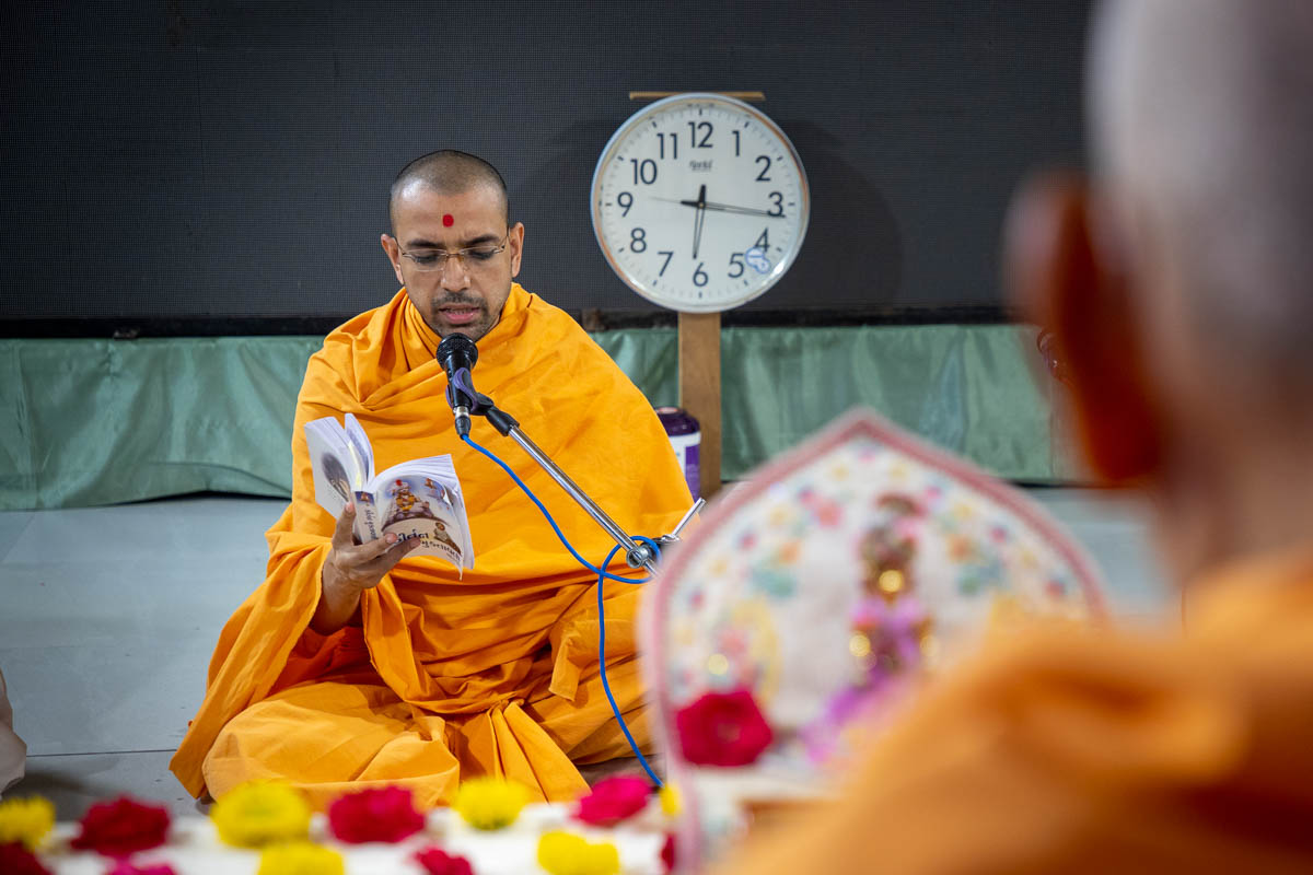 Vednayan Swami sings a kirtan in Swamishri's daily puja