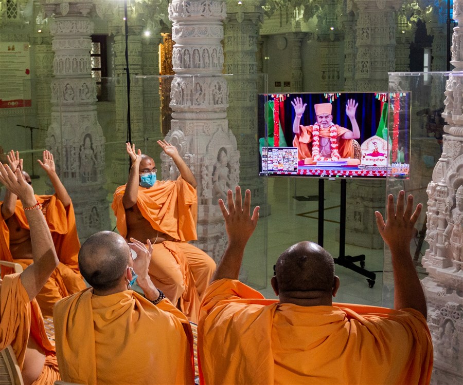Pujan in the presence of HH Mahant Swami Maharaj