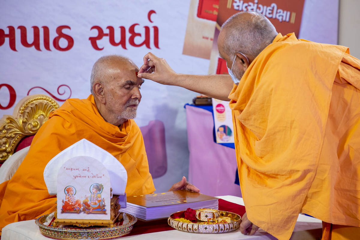Atmaswarup Swami performs pujan of Swamishri