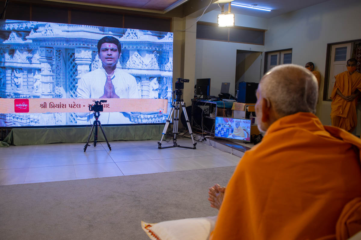 A youth from Ahmedabad narrates to Swamishri how he memorized the Satsang Diksha