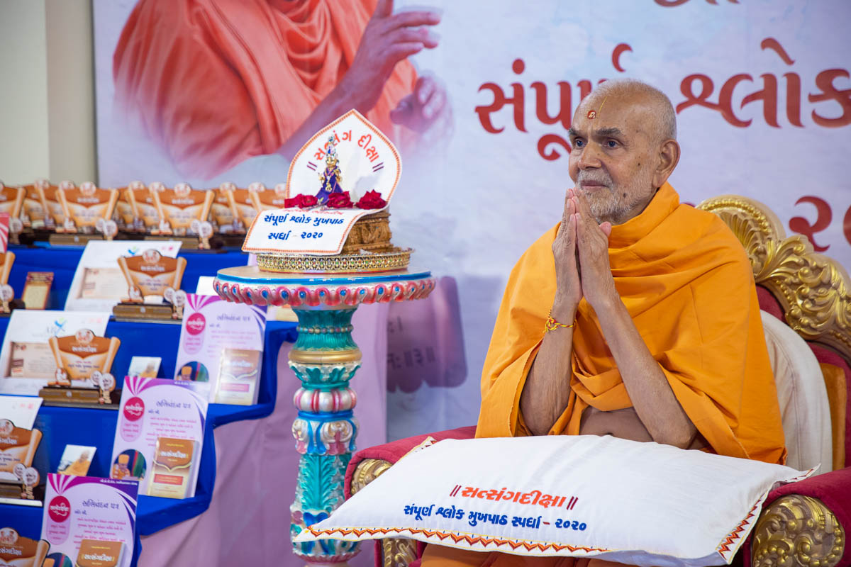 Swamishri greets the youths with 'Jai Swaminarayan'
