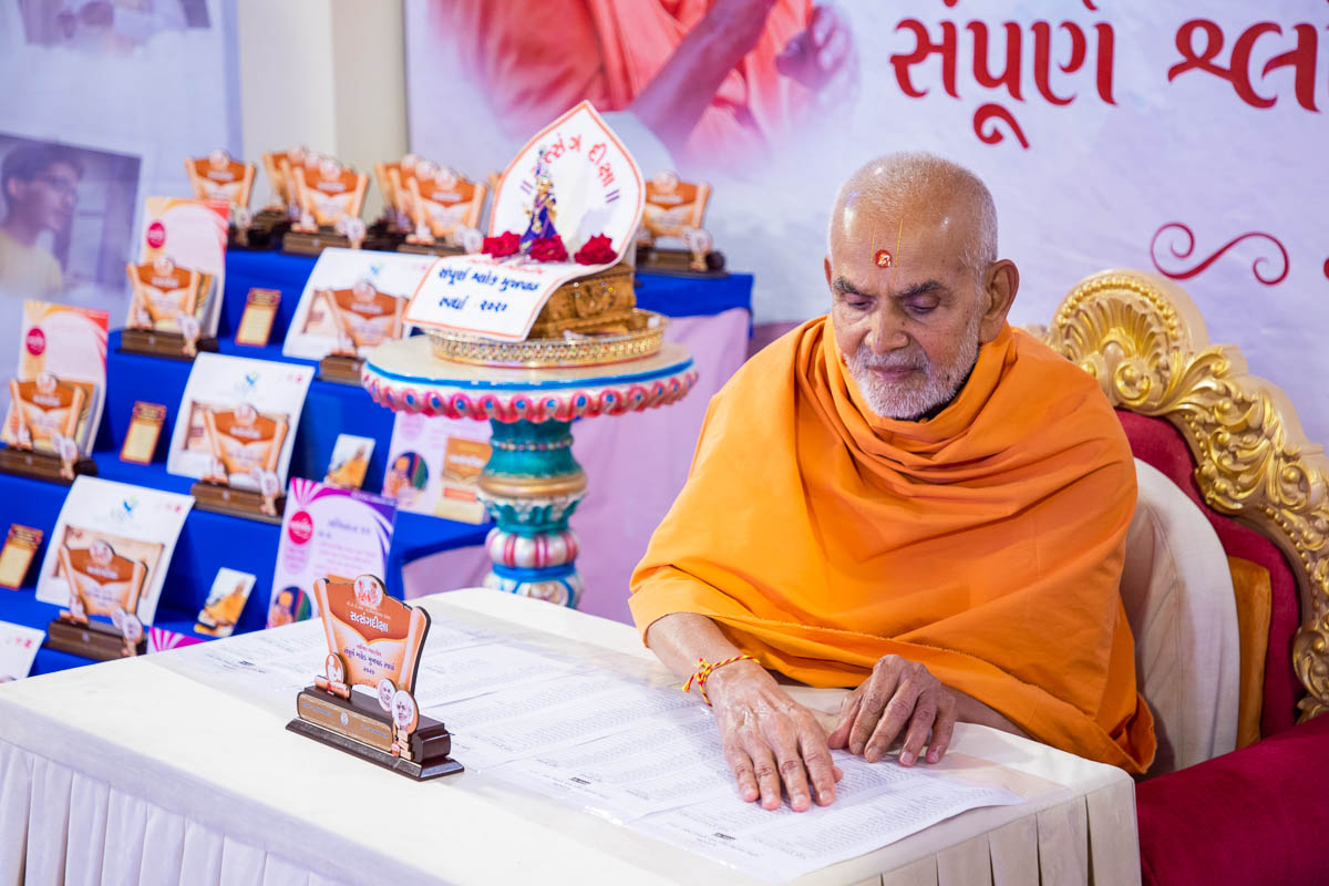 Swamishri sanctifies the winners' list