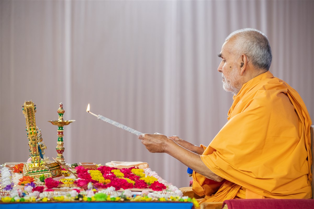 Amalak Pujan by HH Mahant Swami Maharaj in Nenpur, India