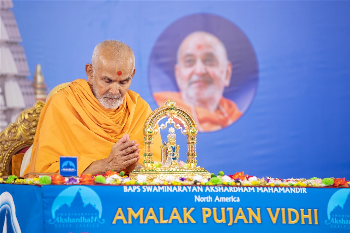 Amalak Pujan by HH Mahant Swami Maharaj in Nenpur, India