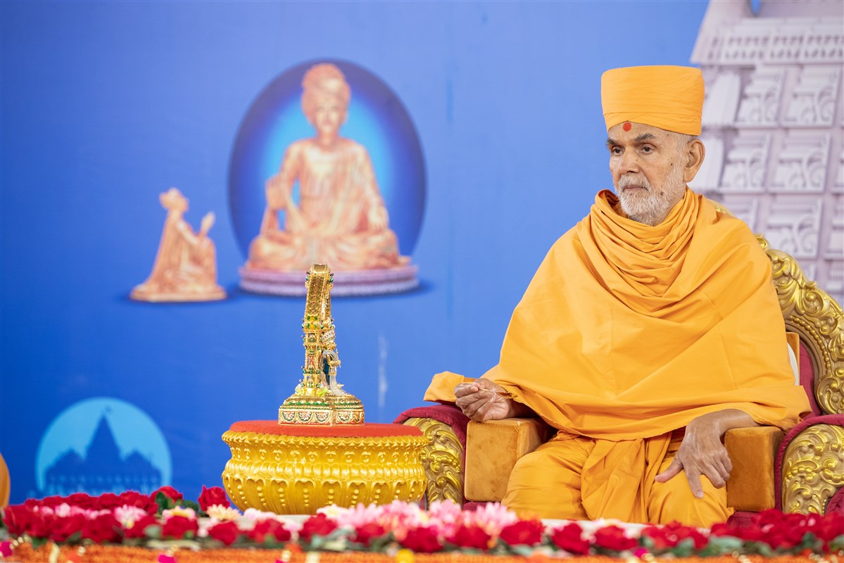 Amalak Pujan by HH Mahant Swami Maharaj in Nenpur, India