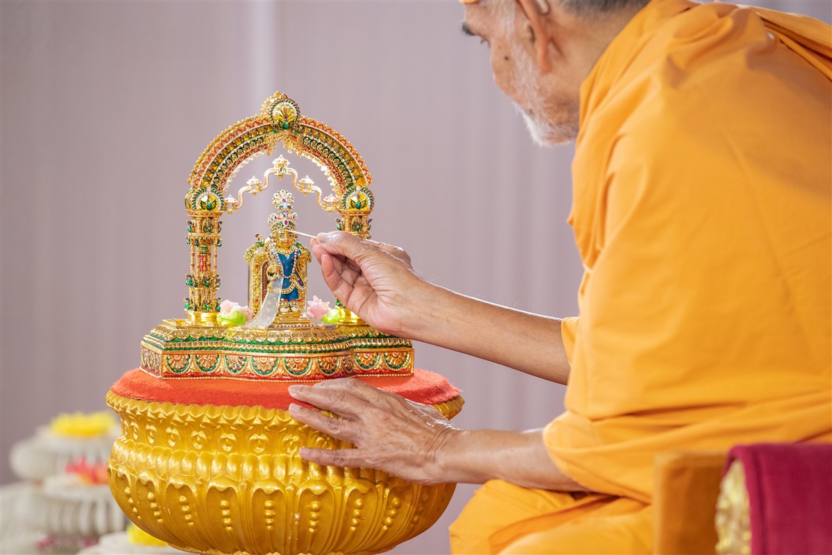 Amalak Pujan by HH Mahant Swami Maharaj in Nenpur, India